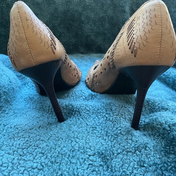 Camel-colored soft leather cut-out pointy toes pumps. Perfect color for Autumn! - Picture 5 of 8